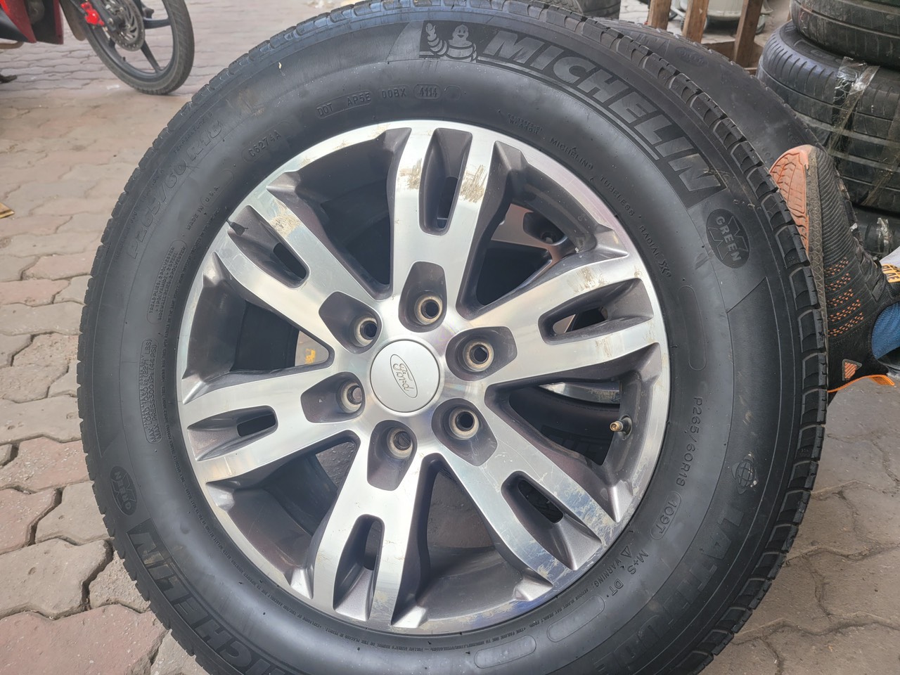 Mâm Lazang Ford Everest 18 inch tháo xe lắp lốp 265/60R18